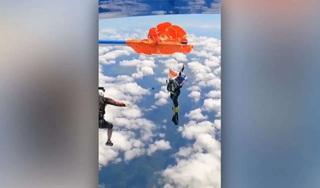 Paraşütçülerin havada kaos anları: Biri serbest düştü, biri uçağın kanadında asılı kaldı
