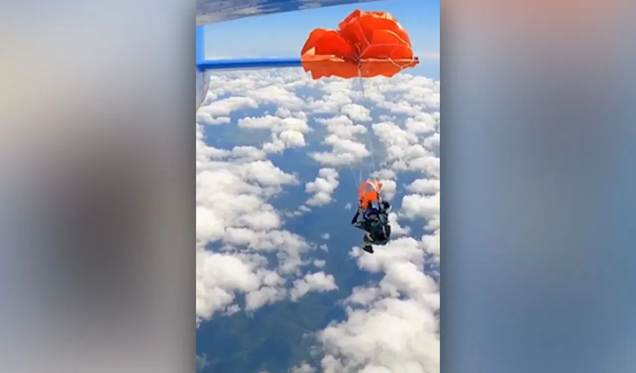 Paraşütçülerin havada kaos anları: Biri serbest düştü, biri uçağın kanadında asılı kaldı