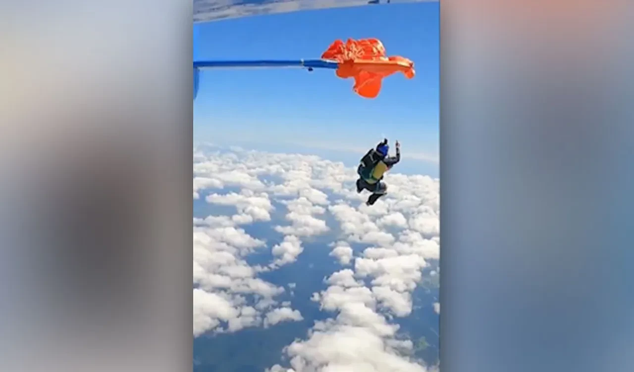 Paraşütçülerin havada kaos anları: Biri serbest düştü, biri uçağın kanadında asılı kaldı