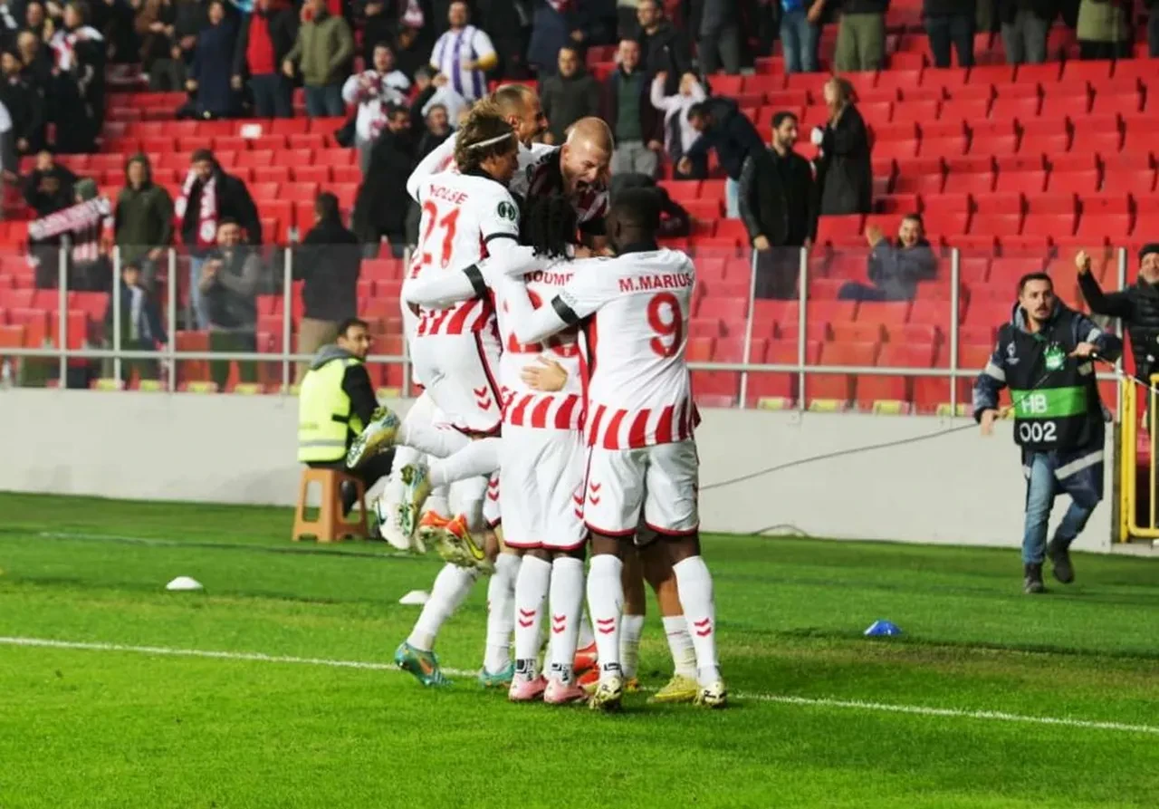 Samsunspor öne geçtiği UEFA Konferans Ligi'nde AEK'ya mağlup oldu