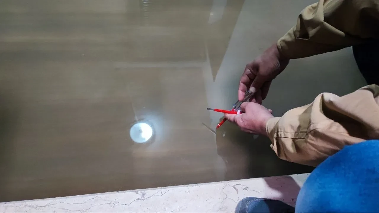 Sürekli su basan bodrum kata 'kontrol kalemiyle suyu test ederek' giriyorlar!