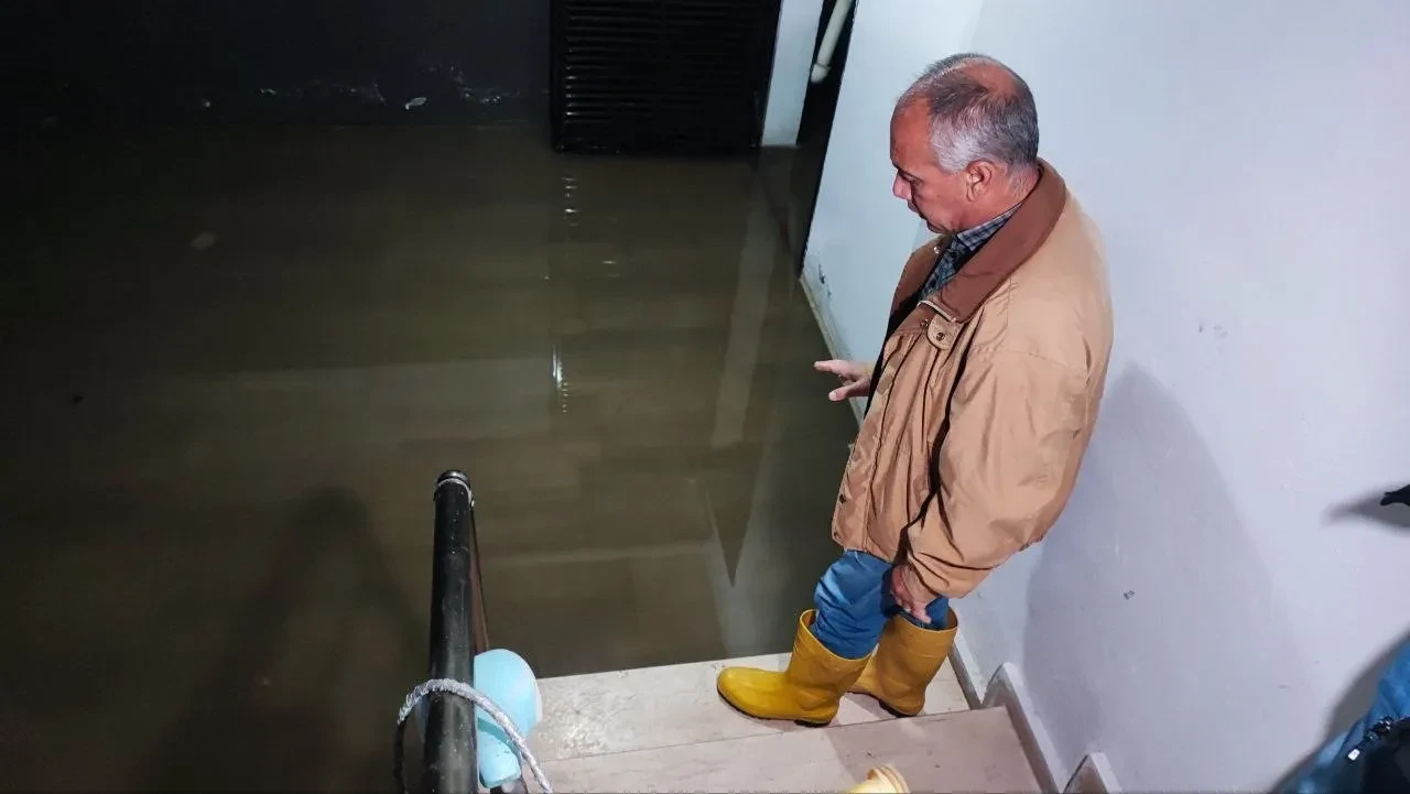 Sürekli su basan bodrum kata 'kontrol kalemiyle suyu test ederek' giriyorlar!