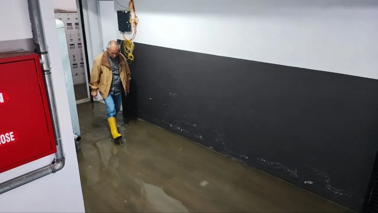 Sürekli su basan bodrum kata 'kontrol kalemiyle suyu test ederek' giriyorlar!