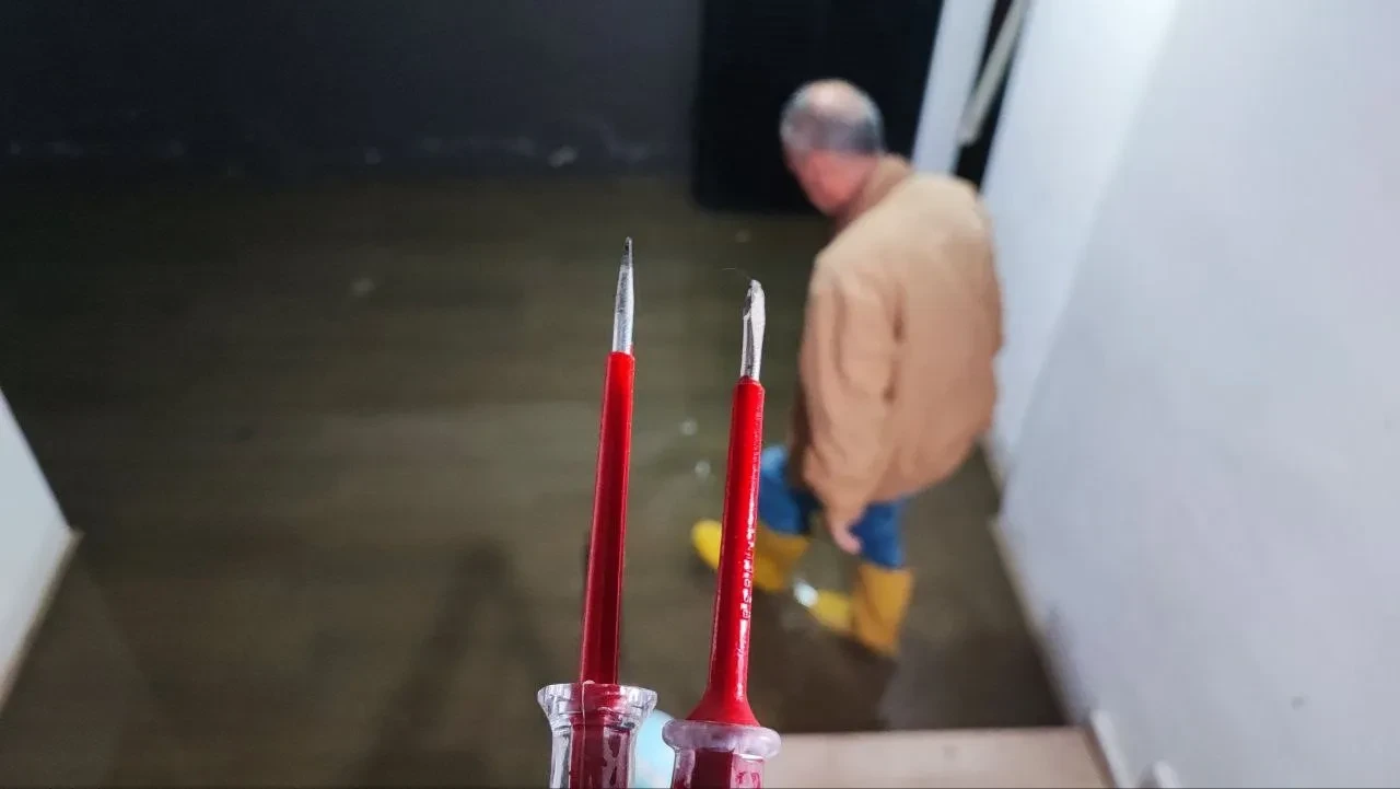 Sürekli su basan bodrum kata 'kontrol kalemiyle suyu test ederek' giriyorlar!