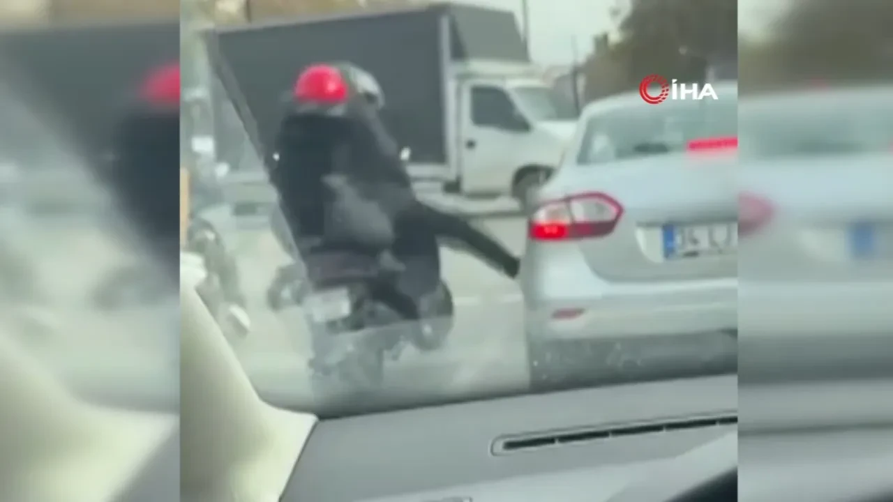 Trafik magandası kamerada! Aracı defalarca tekmeledi, telefonu alıp fırlattı