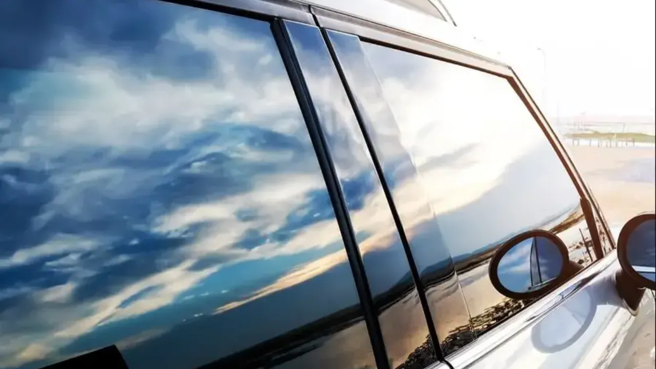 Araba camlarındaki o siyah noktalar sadece süs değilmiş! Mühendislik harikası 'Frit'in hayat kurtaran gizli görevi ortaya çıktı