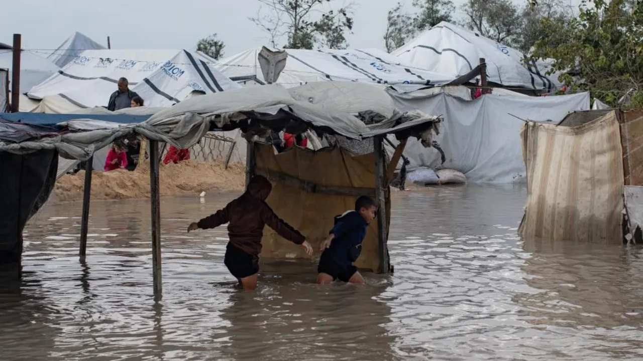 Byron Fırtınası Gazze'yi vurdu: Çadırlar sel sularına kapıldı, 12 kişi hayatını kaybetti
