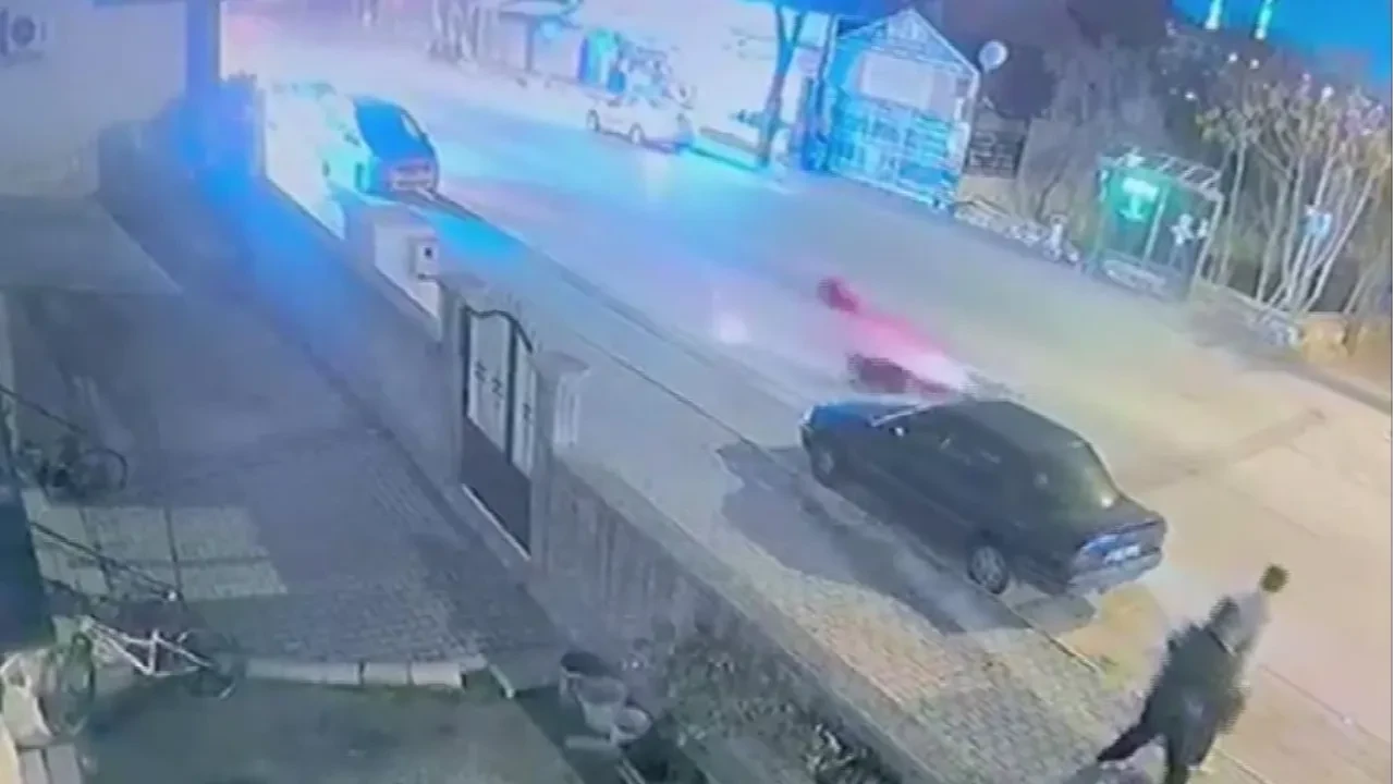 Ehliyetsiz motosiklet sürücüsünün çocuğa çarptığı anlar kamerada