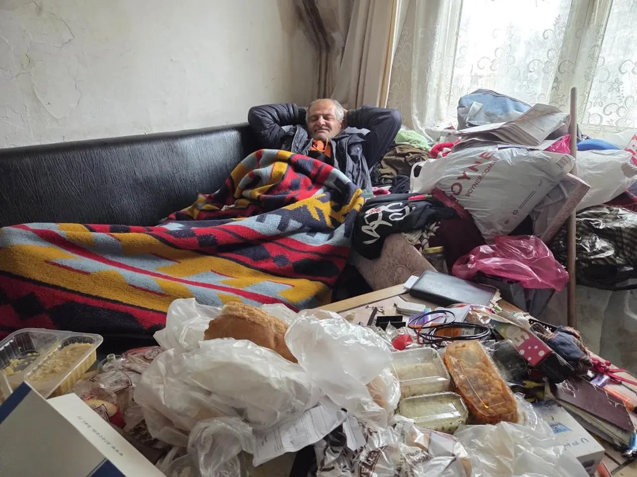 Hafızasını kaybetti, hayatı altüst oldu! Eşi ve çocukları terk edince çöp evde yaşamaya başladı