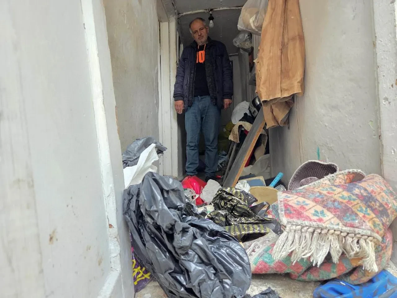 Hafızasını kaybetti, hayatı altüst oldu! Eşi ve çocukları terk edince çöp evde yaşamaya başladı