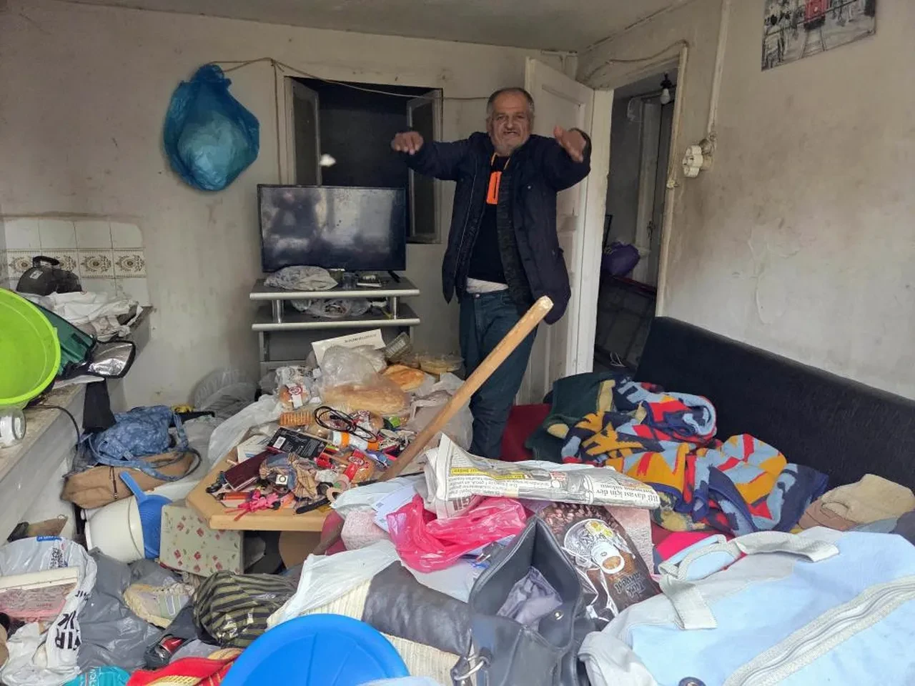 Hafızasını kaybetti, hayatı altüst oldu! Eşi ve çocukları terk edince çöp evde yaşamaya başladı