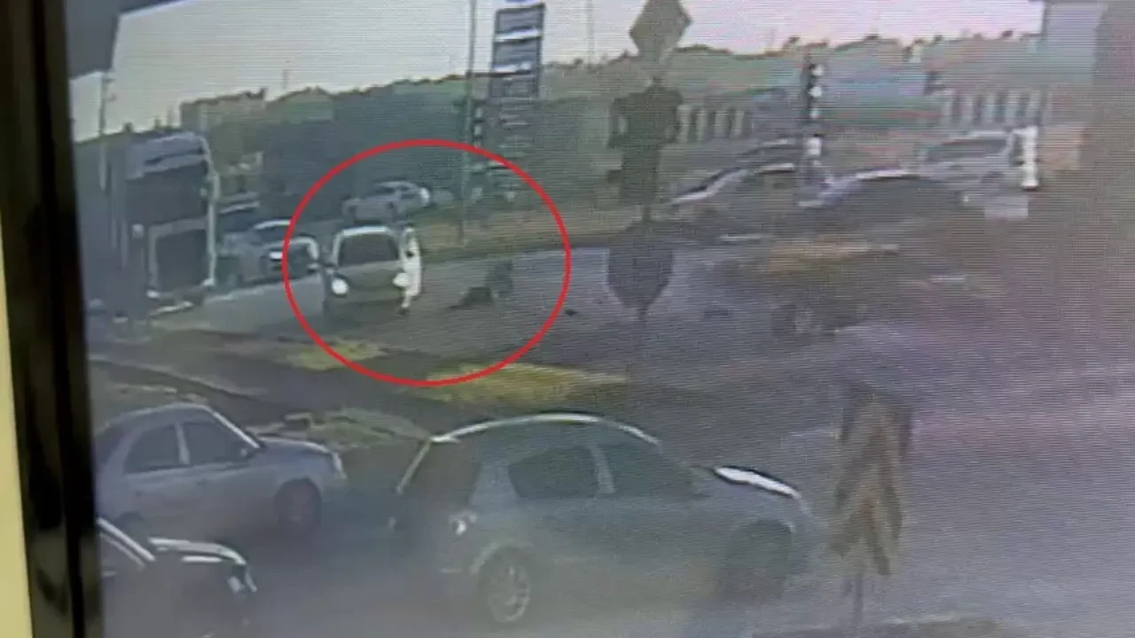 Hem ehliyetsiz hem plakasız! Otomobille çarpıştı, yola savruldu 