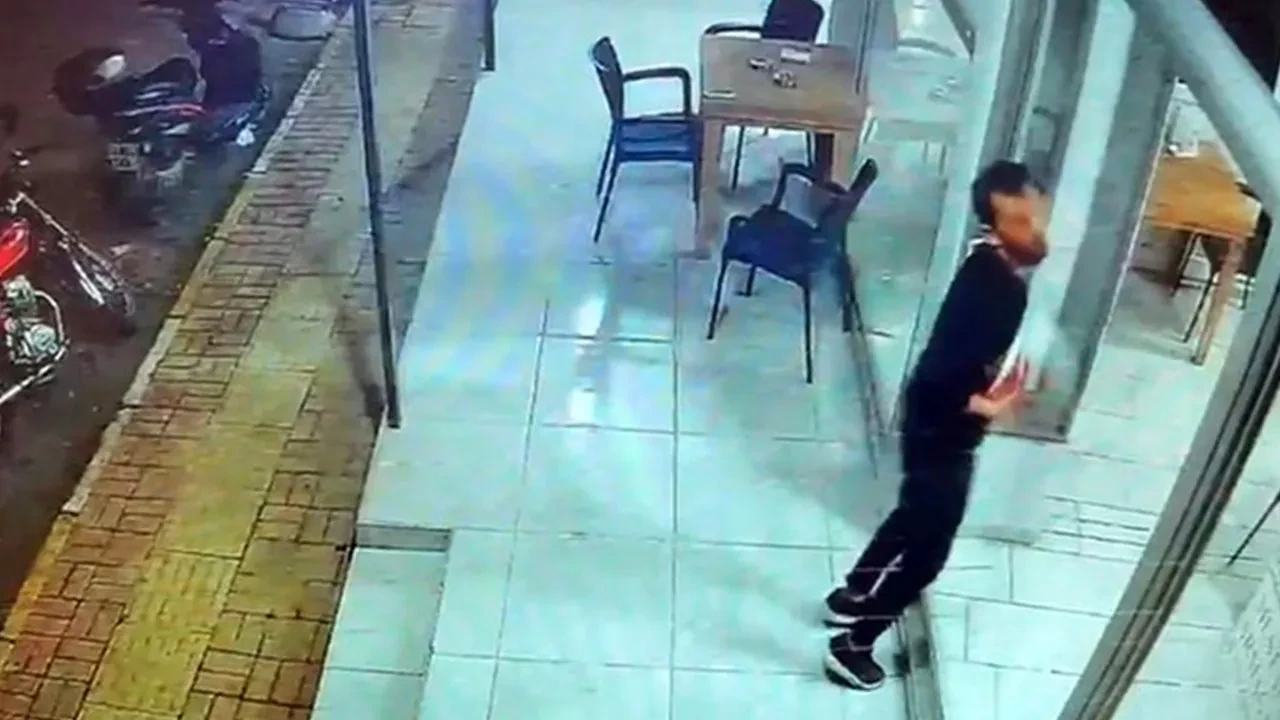 Kendi sildiği camı fark etmedi, yüzünü böyle çarptı