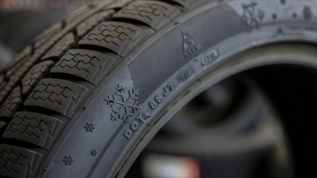 Lastiklerin rengi neden hep siyahtır hiç düşündünüz mü? Oysa kauçuğun doğal rengi süt beyazı...