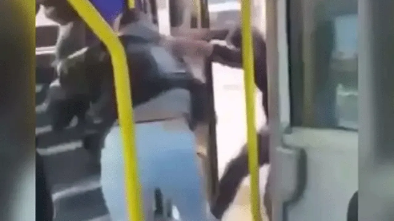 Otobüste satırla dehşet saçtı! Saldırgan kıskıvrak yakalandı