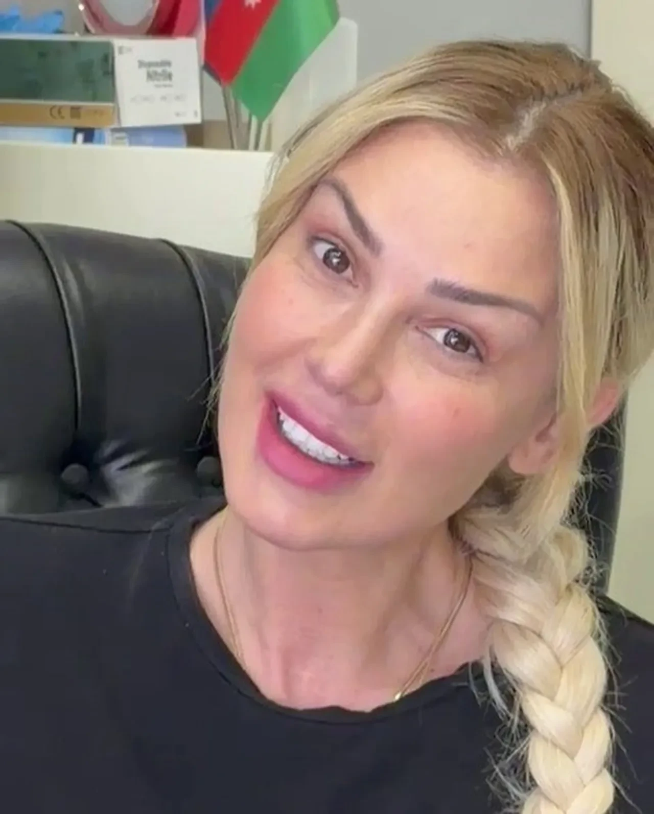 Petek Dinçöz geçirdiği estetik operasyon sonrası ilk kez makyajsız görüntülendi