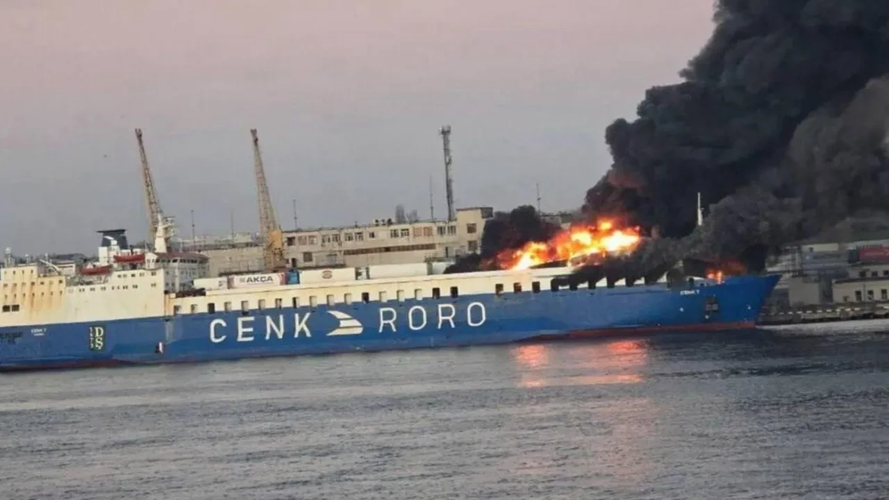 Rusya Ukrayna'nın Odessa kentinde demirli Türk yük gemisini vurdu
