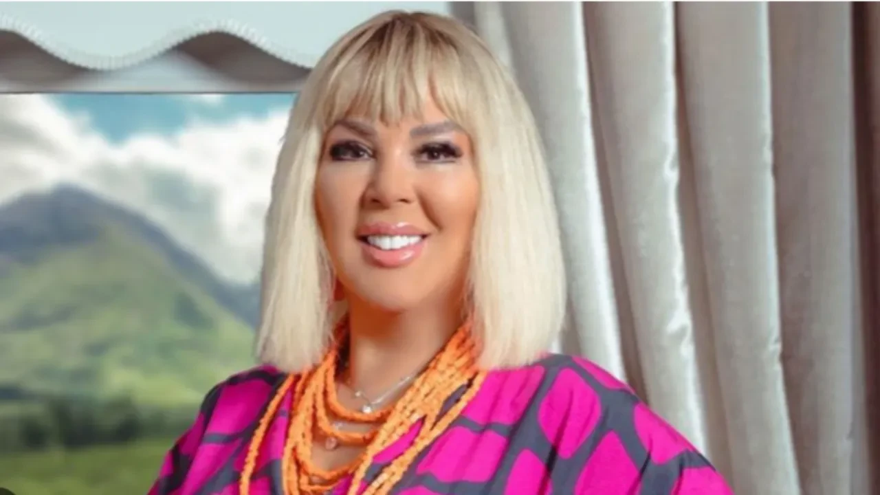 Safiye Soyman taktığı çanta ile takipçilerini kahkahaya boğdu! 