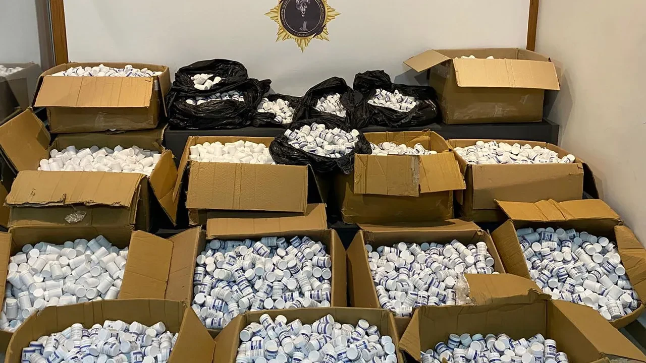 Samsun’da peş peşe giden araçlardan rekor düzeyde yakalama: 350.000 uyuşturucu hap ele geçirildi