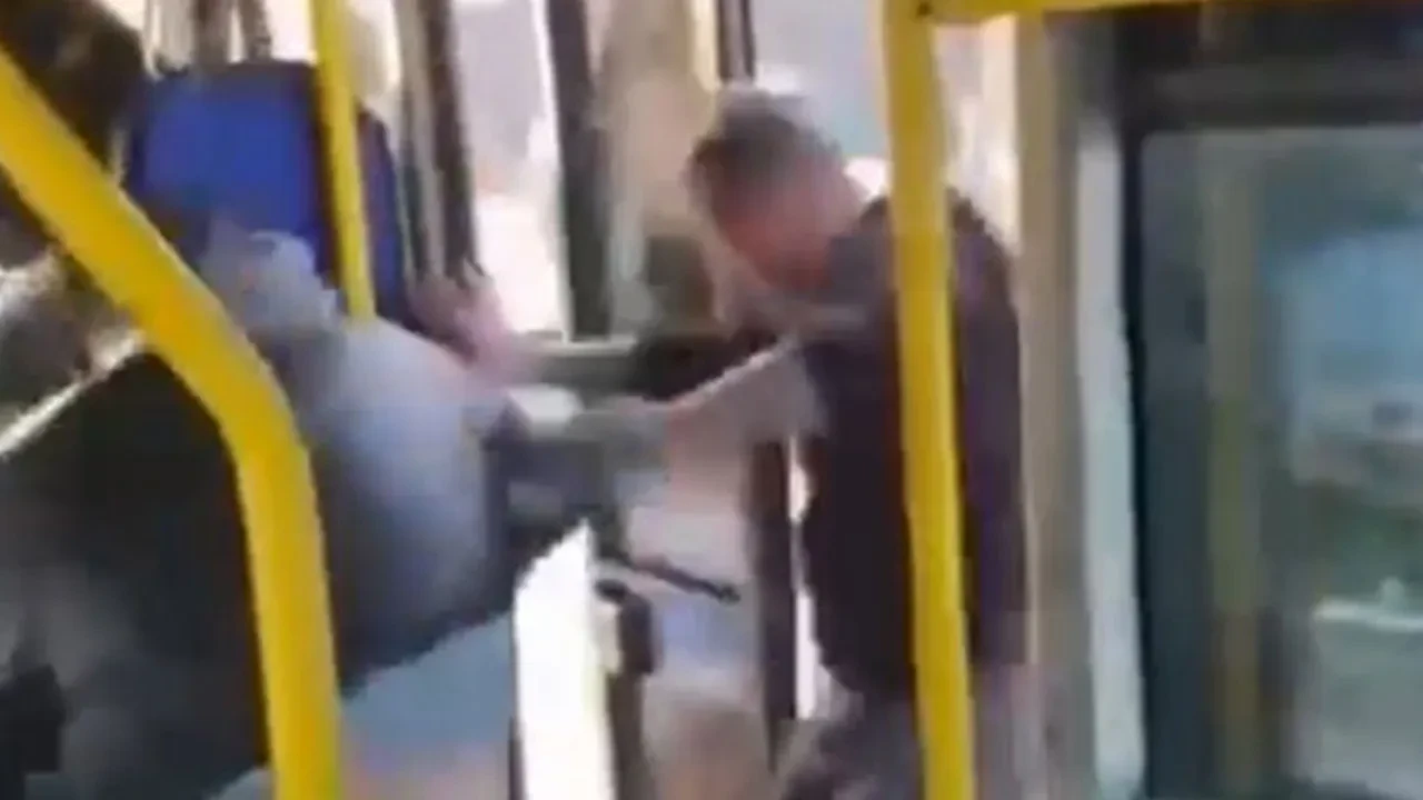 Tartışma alevlendi, satırla otobüsü bastı