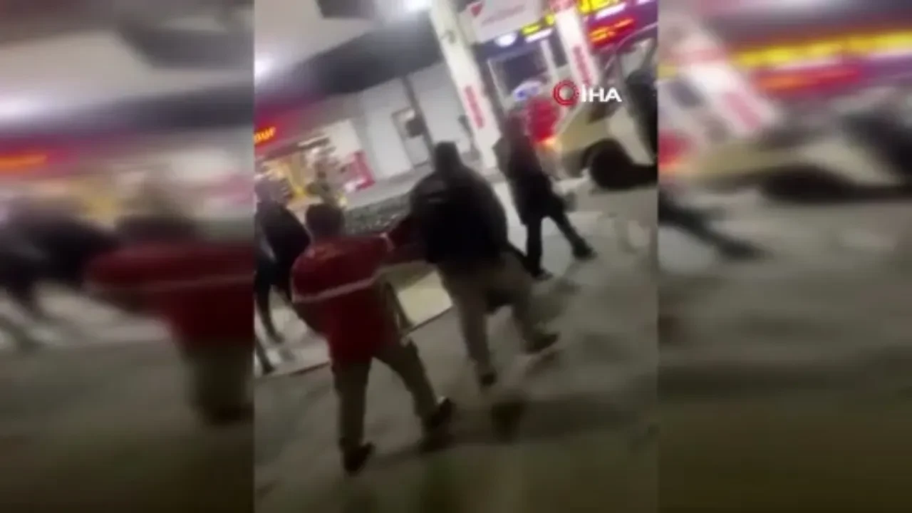 Tartıştığı dolmuş şoförüne bıçakla saldırdı! Korku dolun anlar kamerada 