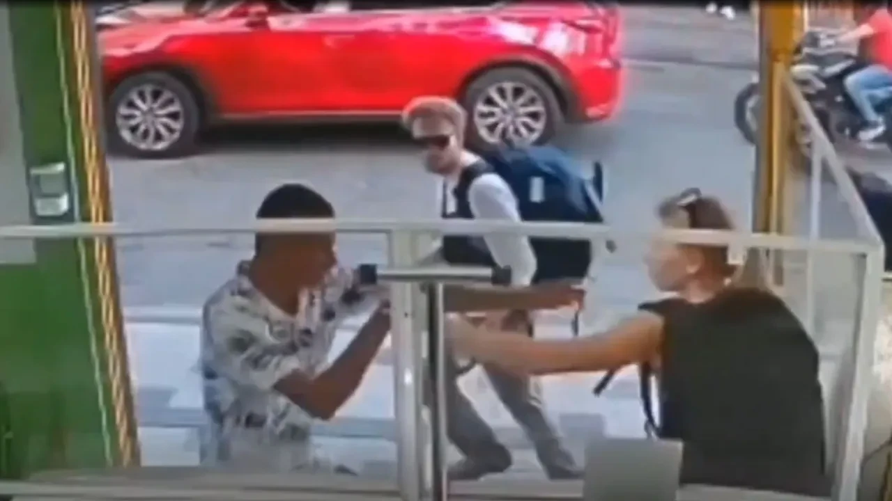 Turist kadın bıçaklı hırsıza karşı cesurca savaştı! Erkek arkadaşı korkudan duvarın arkasına saklandı