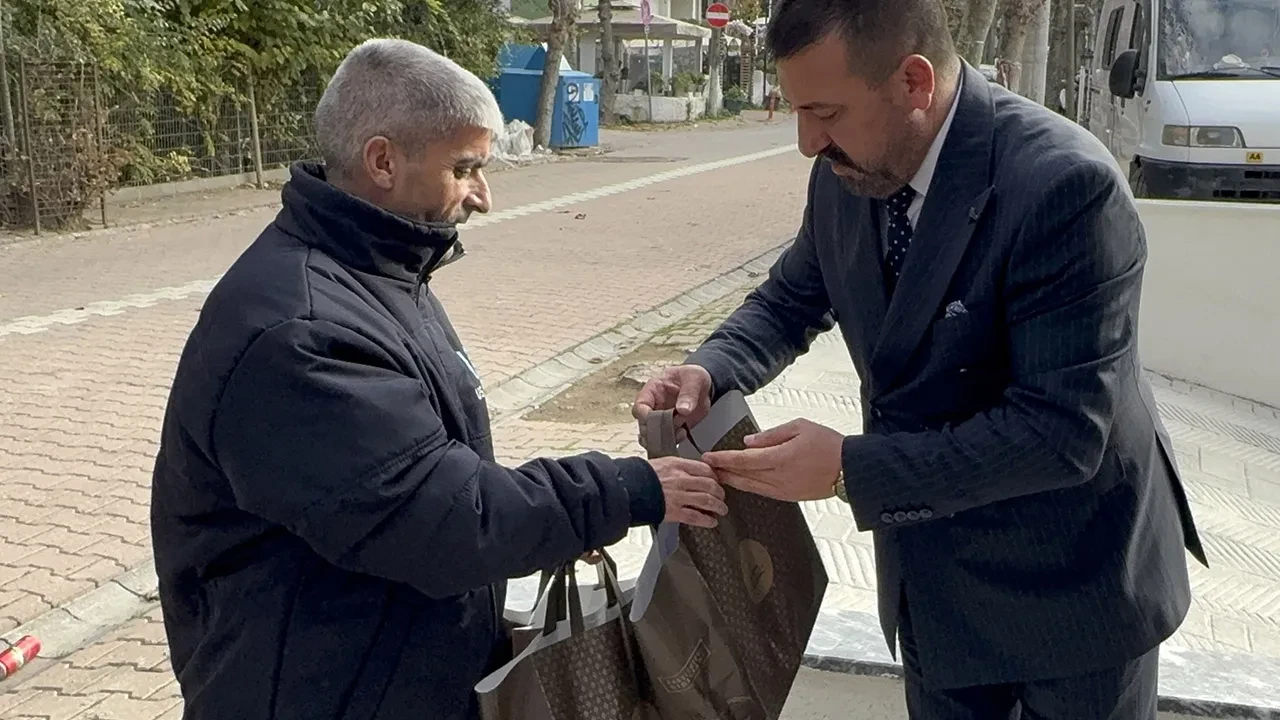Yerde 60 bin dolar buldu, sahibine teslim etti! Altın kalpli temizlikçiye ödül