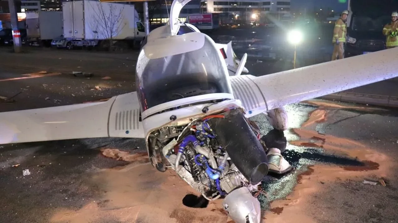 Almanya'da faciadan dönüldü! Küçük uçak caddeye indi!