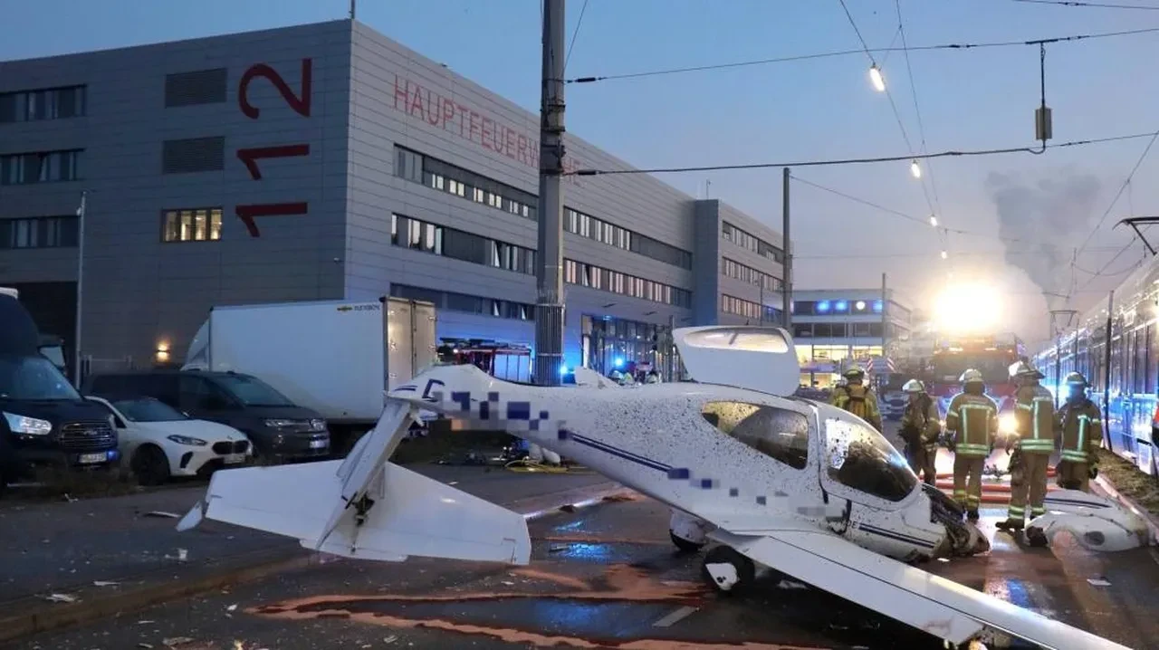 Almanya'da faciadan dönüldü! Küçük uçak caddeye indi!