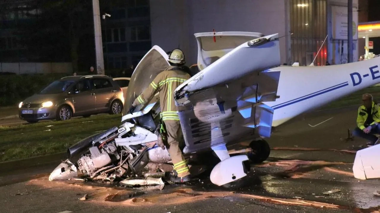 Almanya'da faciadan dönüldü! Küçük uçak caddeye indi!