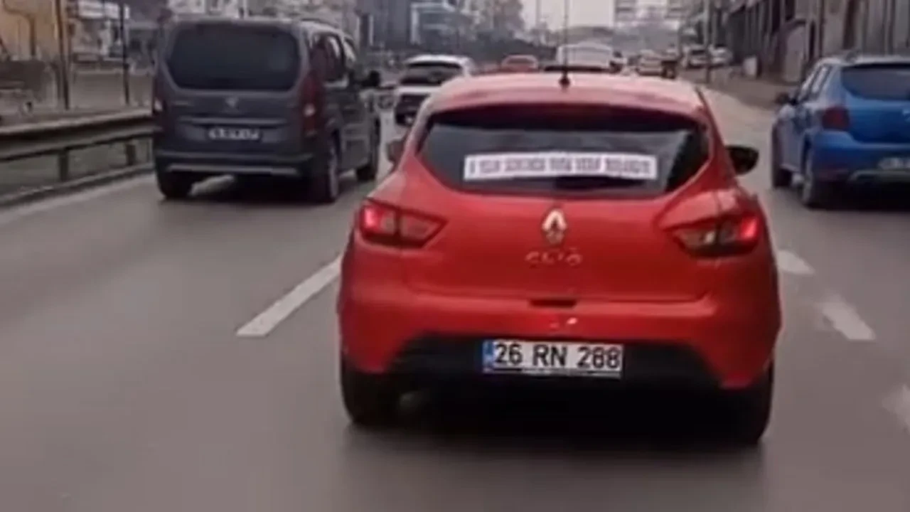 Boşandıktan sonra trafikte yaptıkları şaşırttı! Otomobili gören herkes telefona sarıldı