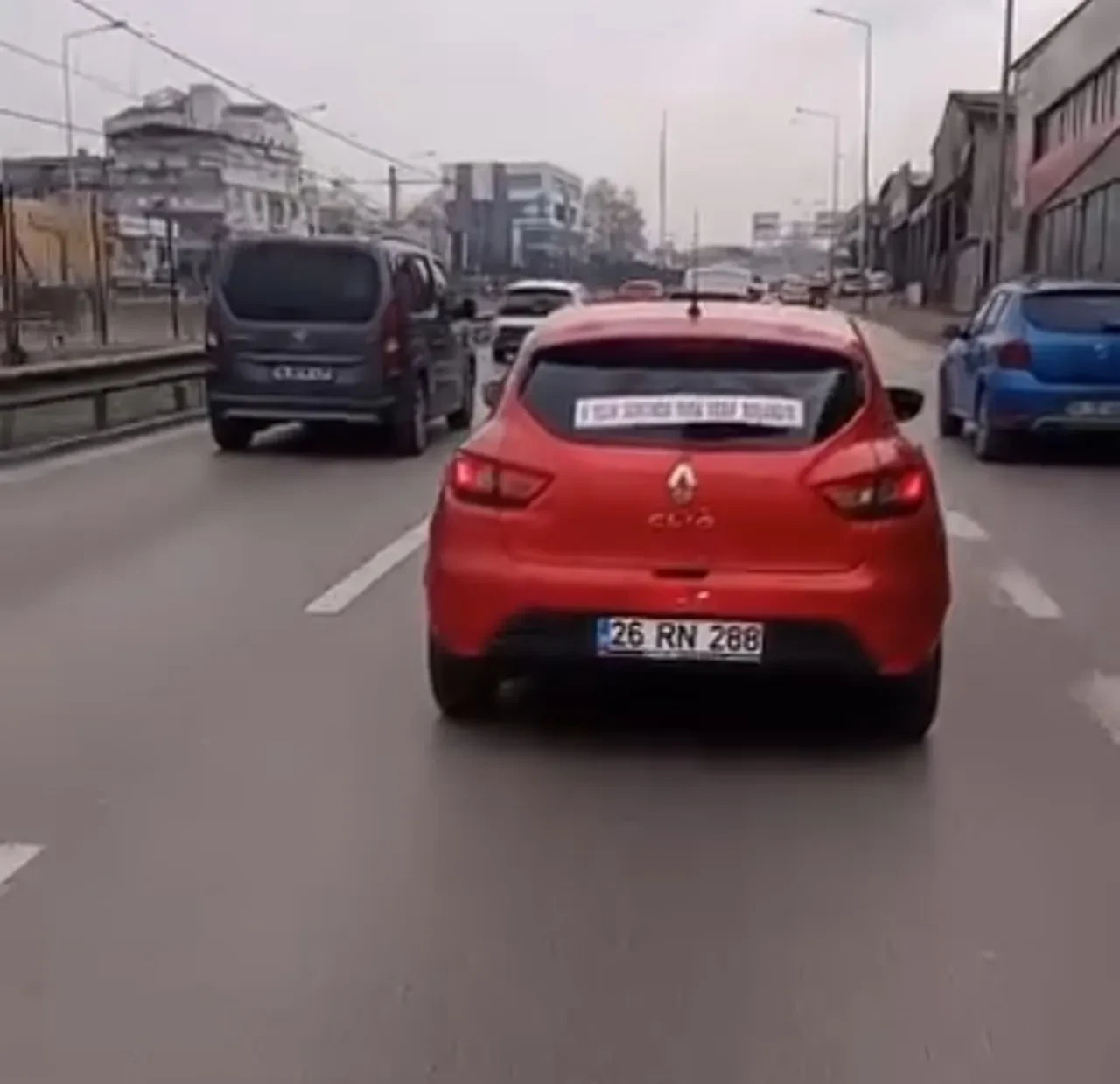 Boşandıktan sonra trafikte yaptıkları şaşırttı! Otomobili gören herkes telefona sarıldı