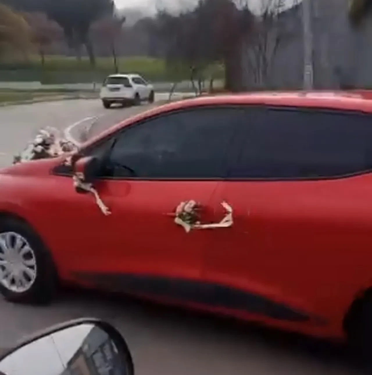 Boşandıktan sonra trafikte yaptıkları şaşırttı! Otomobili gören herkes telefona sarıldı