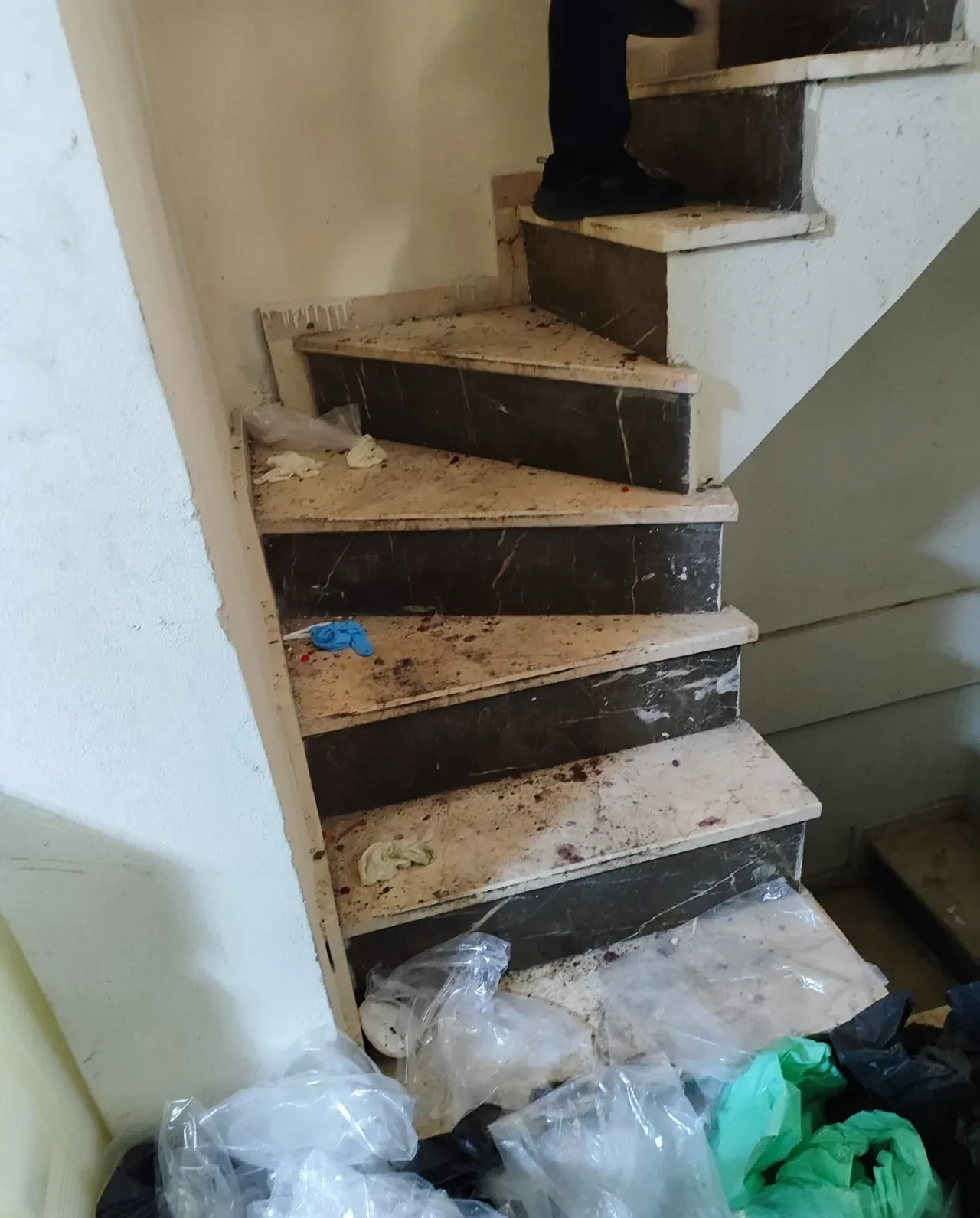 Çocukların sağlığını hiçe saydılar! 9 ton merdiven altında ele geçirildi