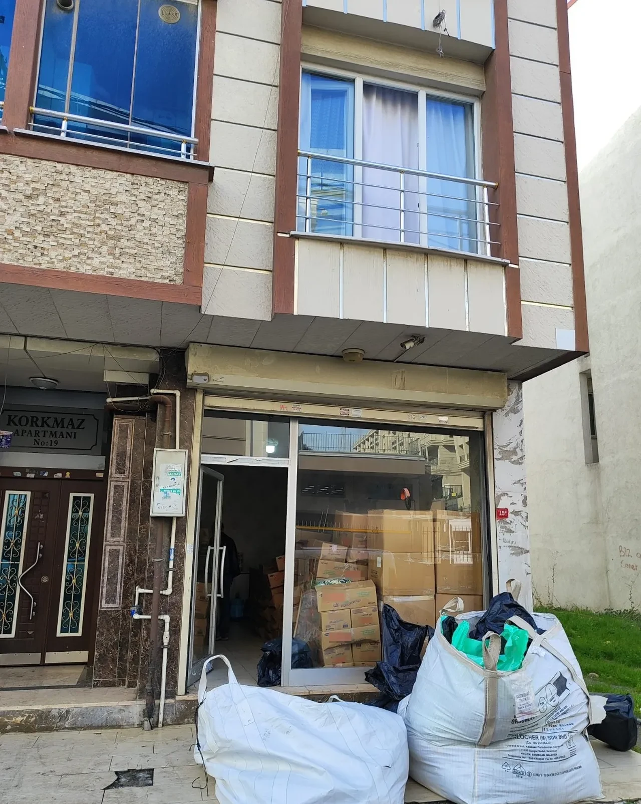 Çocukların sağlığını hiçe saydılar! 9 ton merdiven altında ele geçirildi