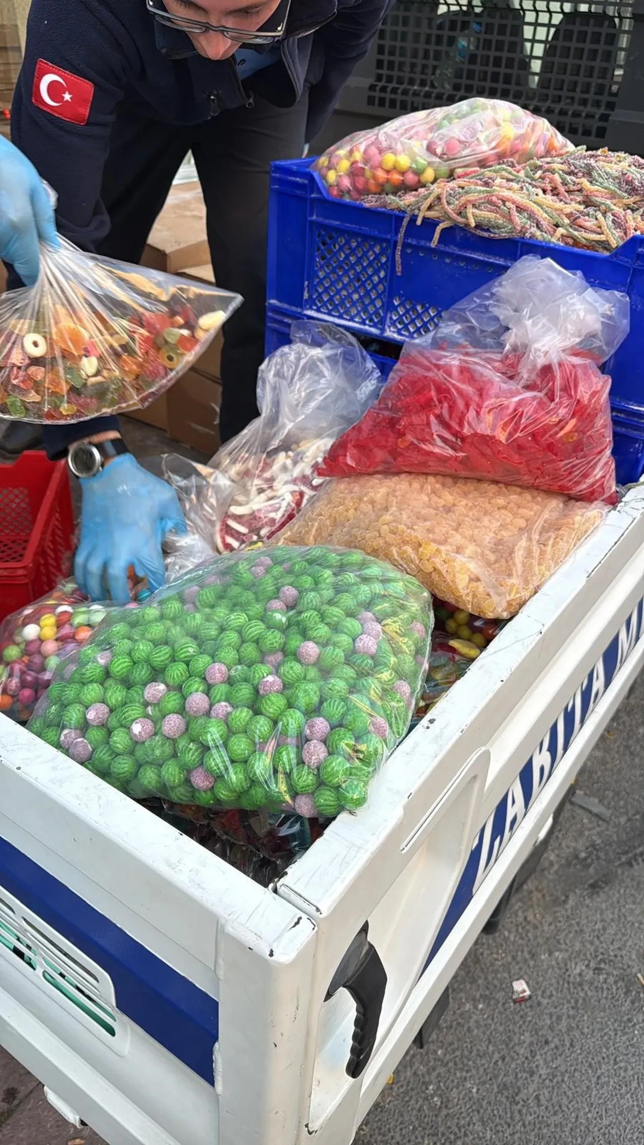 Çocukların sağlığını hiçe saydılar! 9 ton merdiven altında ele geçirildi