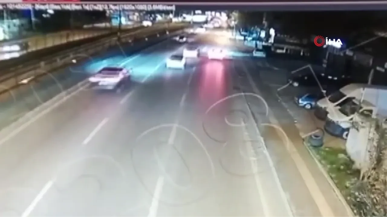 Ehliyetsiz genç makas atarken kaldırıma çarpıp takla attı: O anlar kamerada!