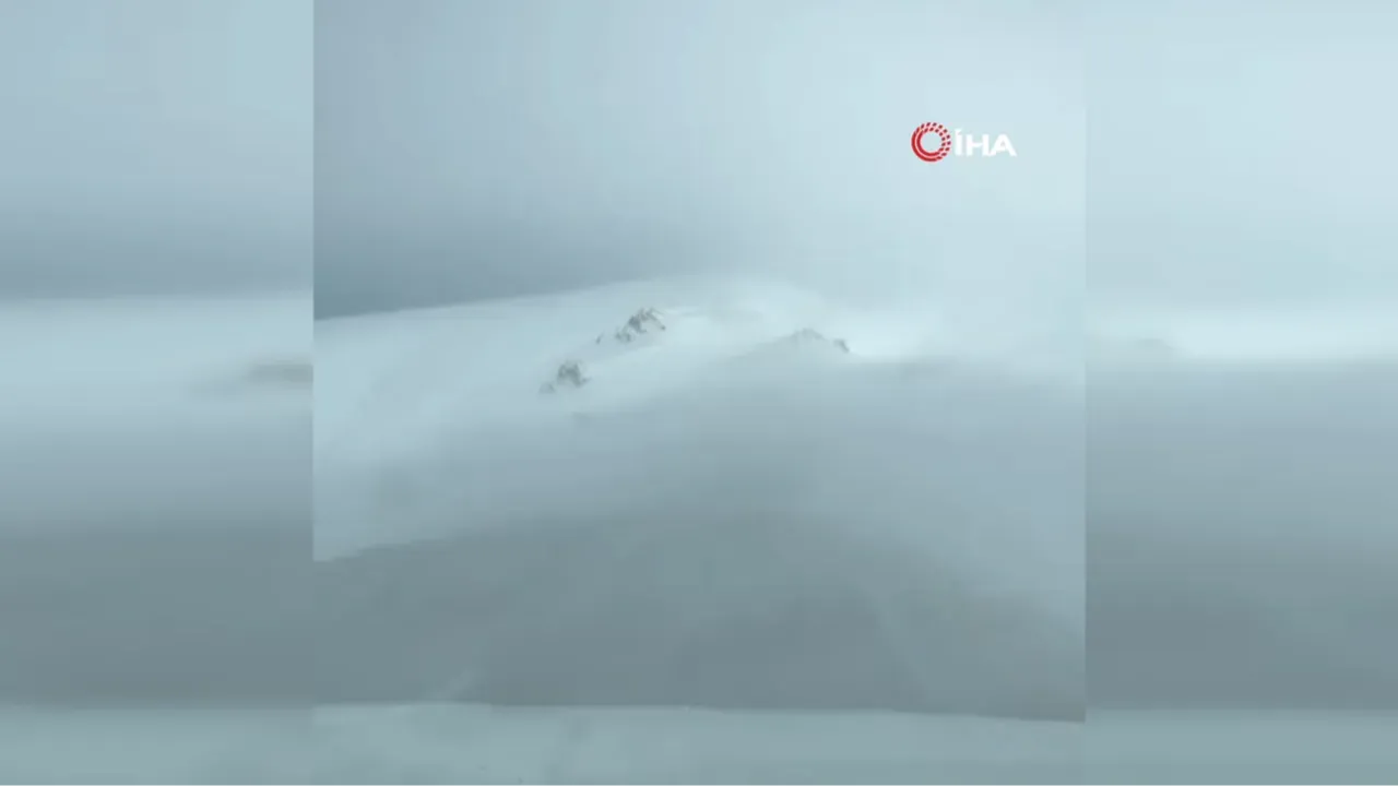 Erzurum'da göz gözü görmüyor: Kar ve tipi ulaşımı aksatıyor!
