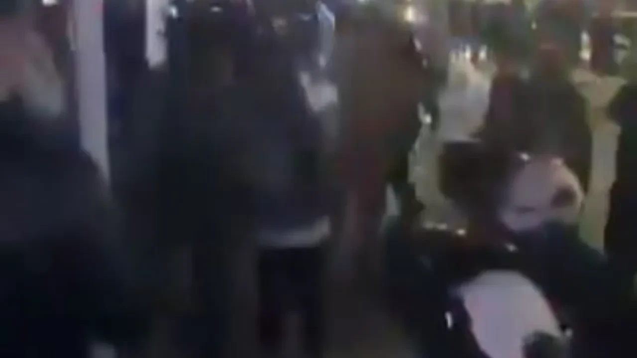 Güllü'nün kızı protesto edildi: 'Anne katili'