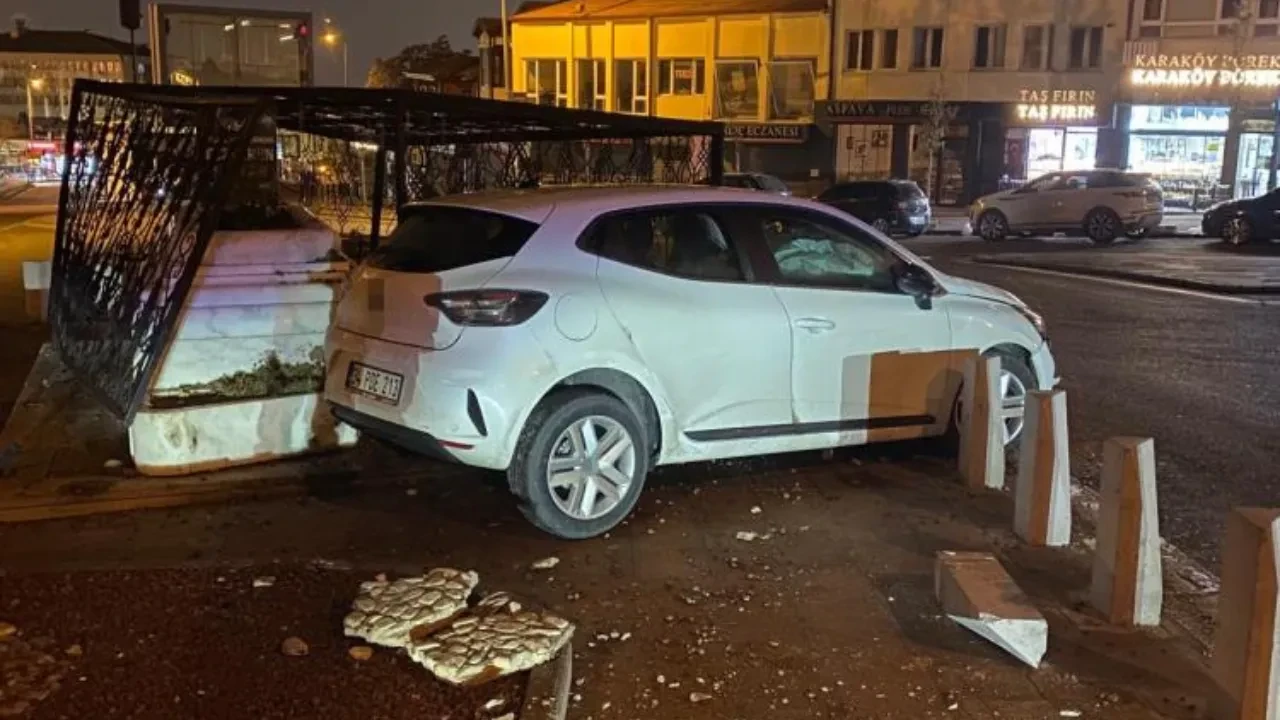 Kontrolden çıkan araç türbeye çarptı! Aynı noktada sürekli kaza oluyor: