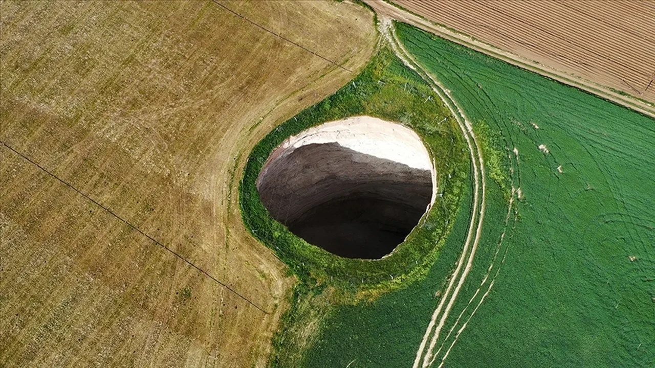 Konya'da obrukların nedeni ortaya çıktı: Toprak yılda 10 CM çöküyor!