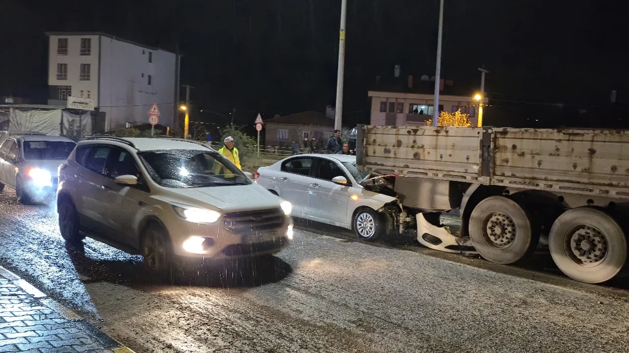 Otomobil tırın dorsesine preslendi! Sürücü uzun uğraşlar sonucu kurtarıldı