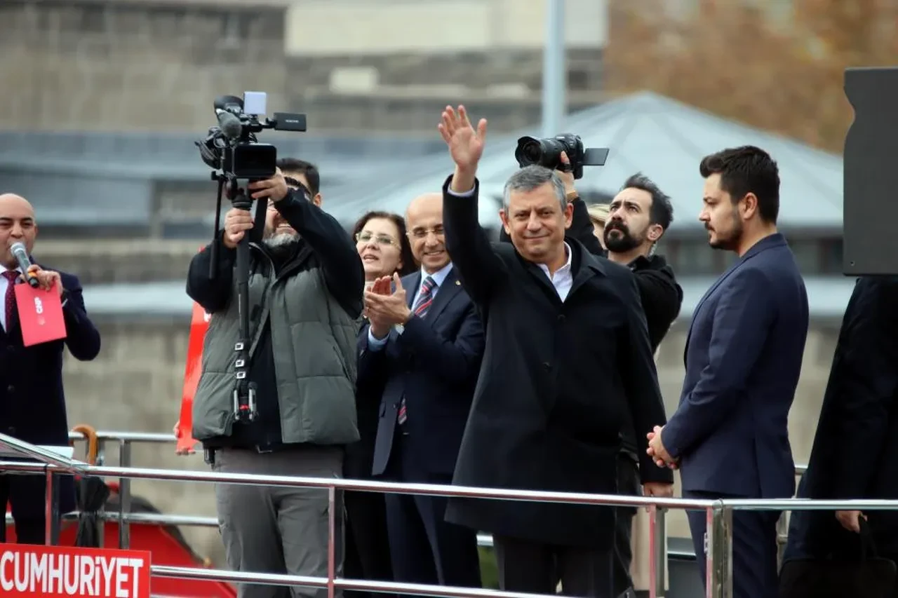 Özgür Özel asgari ücret teklifini açıkladı