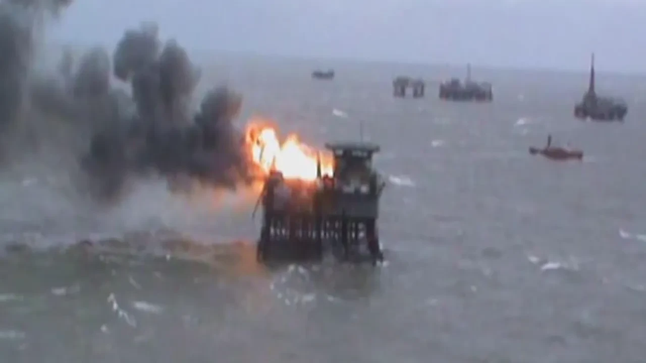 Ukrayna Hazar Denizi'nde Rusya'nın 2 petrol platformunu vurdu