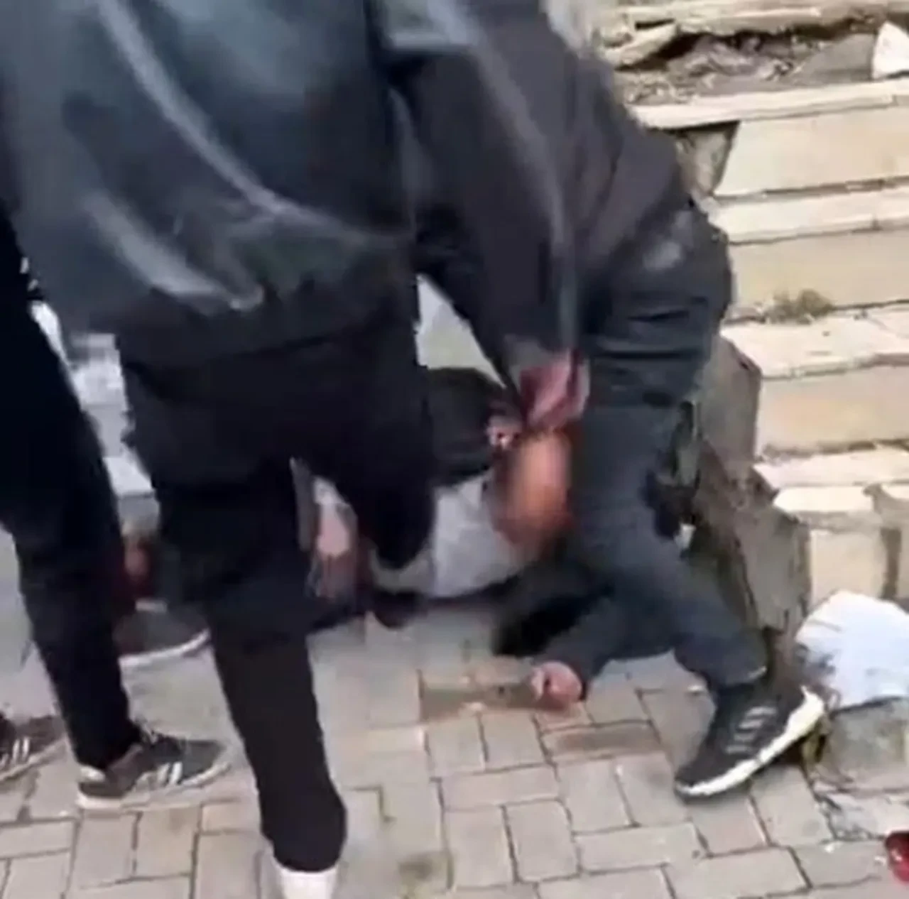 Yaşlı adama sokak ortasında meydan dayağı! Kanlar içinde yere yığıldı