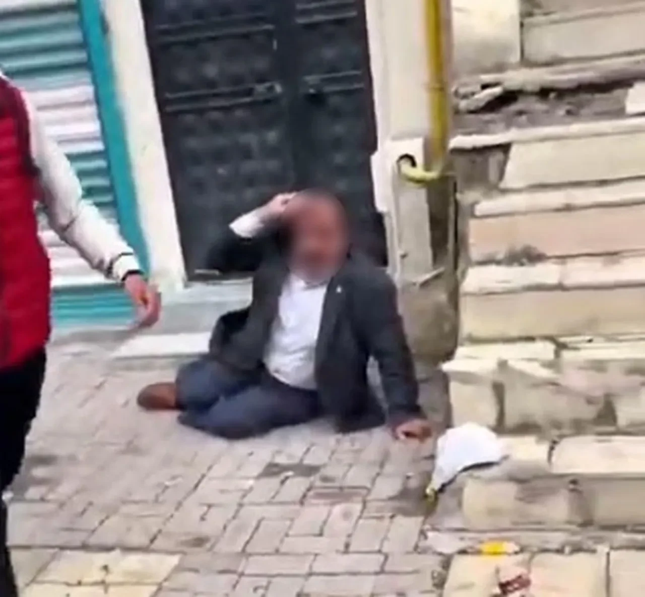 Yaşlı adama sokak ortasında meydan dayağı! Kanlar içinde yere yığıldı