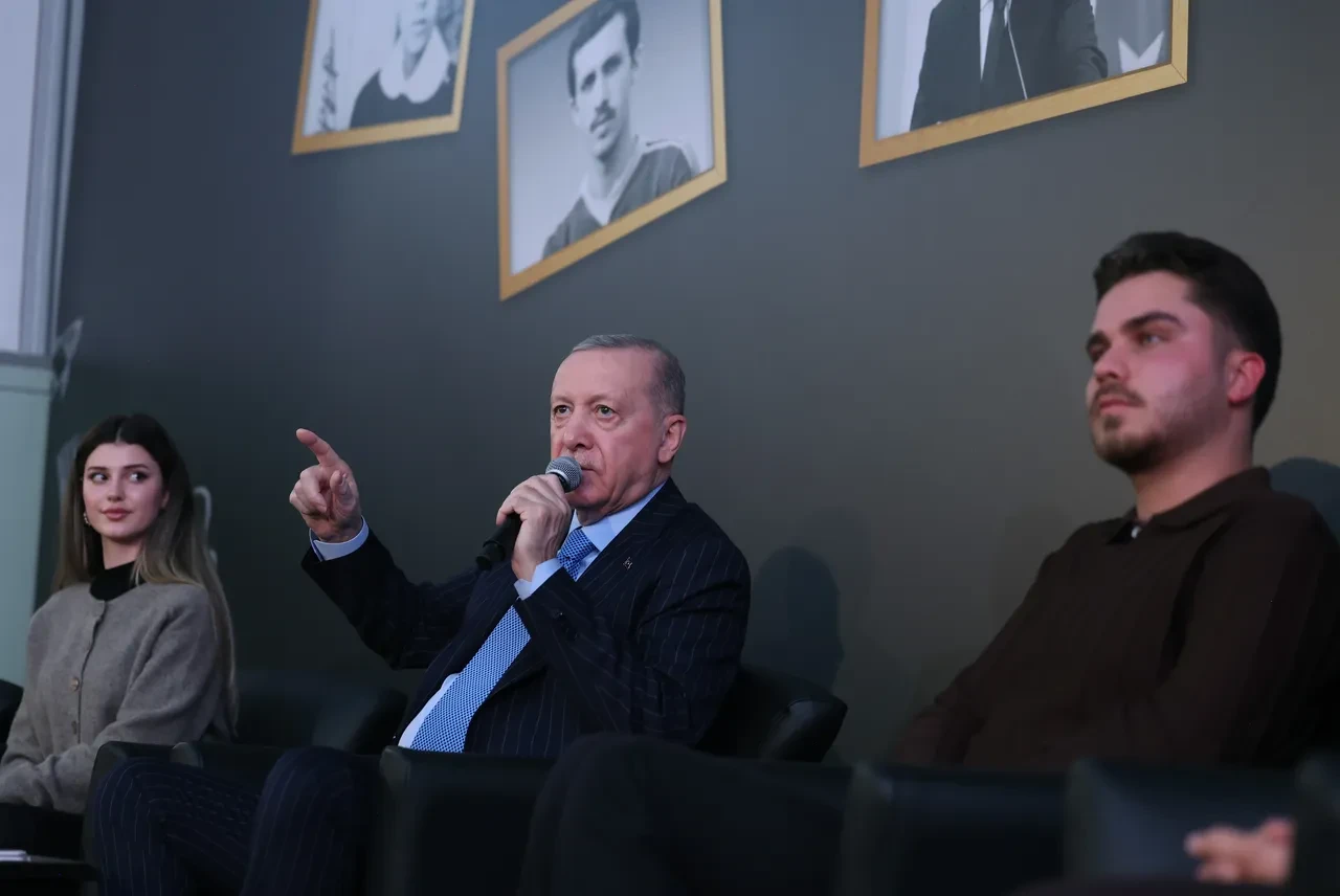 Cumhurbaşkanı Erdoğan gençlerle buluştu! Terörsüz Türkiye sürecine nasıl karar verildiğini açıkladı