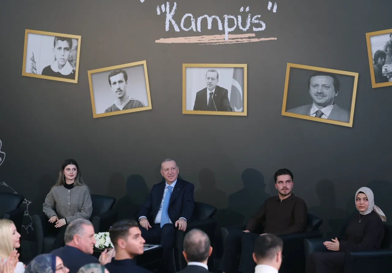 Cumhurbaşkanı Erdoğan gençlerle buluştu! Terörsüz Türkiye sürecine nasıl karar verildiğini açıkladı