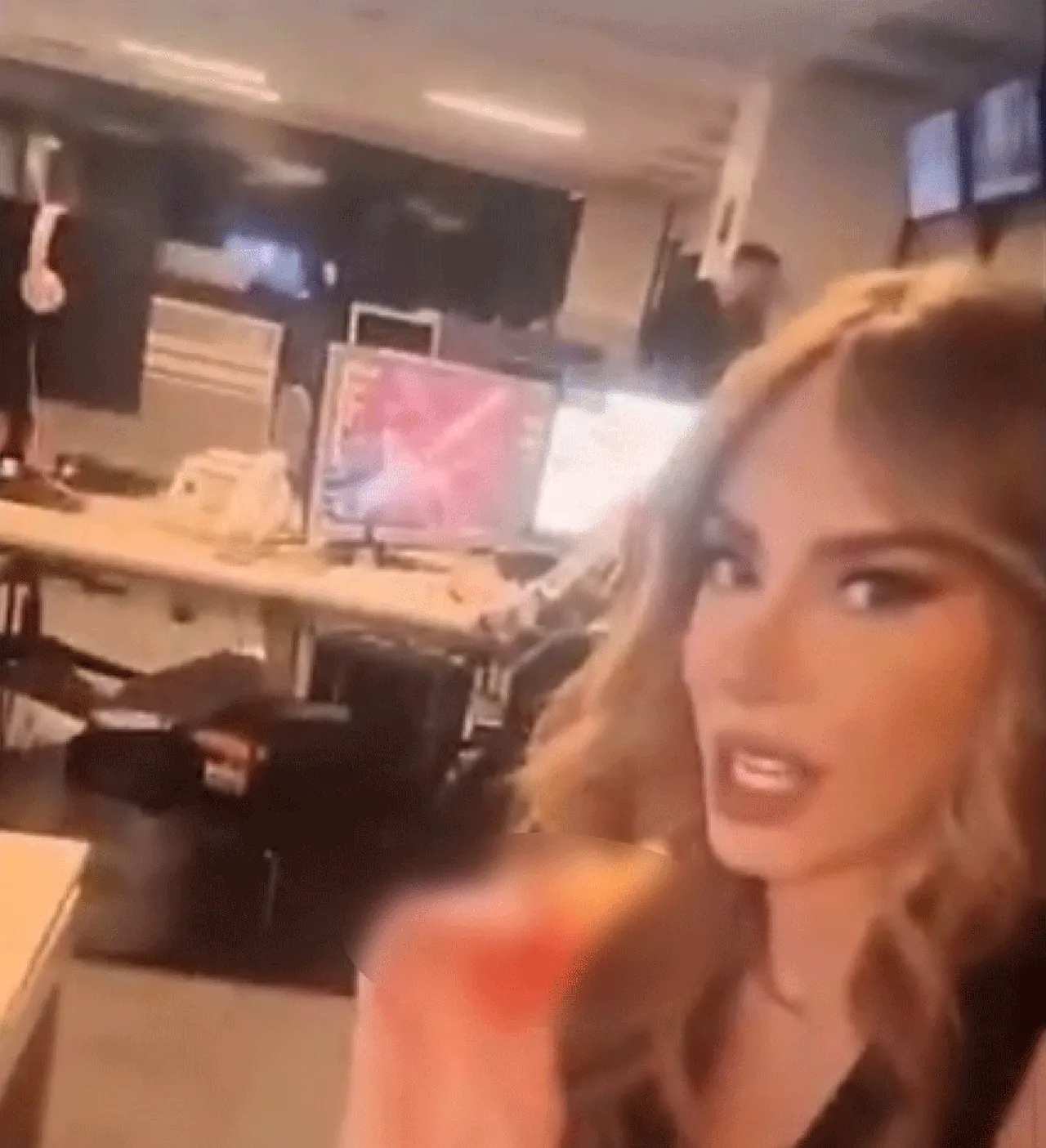 Ela Rümeysa Cebeci'den ofiste skandal uyuşturucu videosu! Cem Yılmaz'a gönderdi, aldığı cevap dikkat çekti