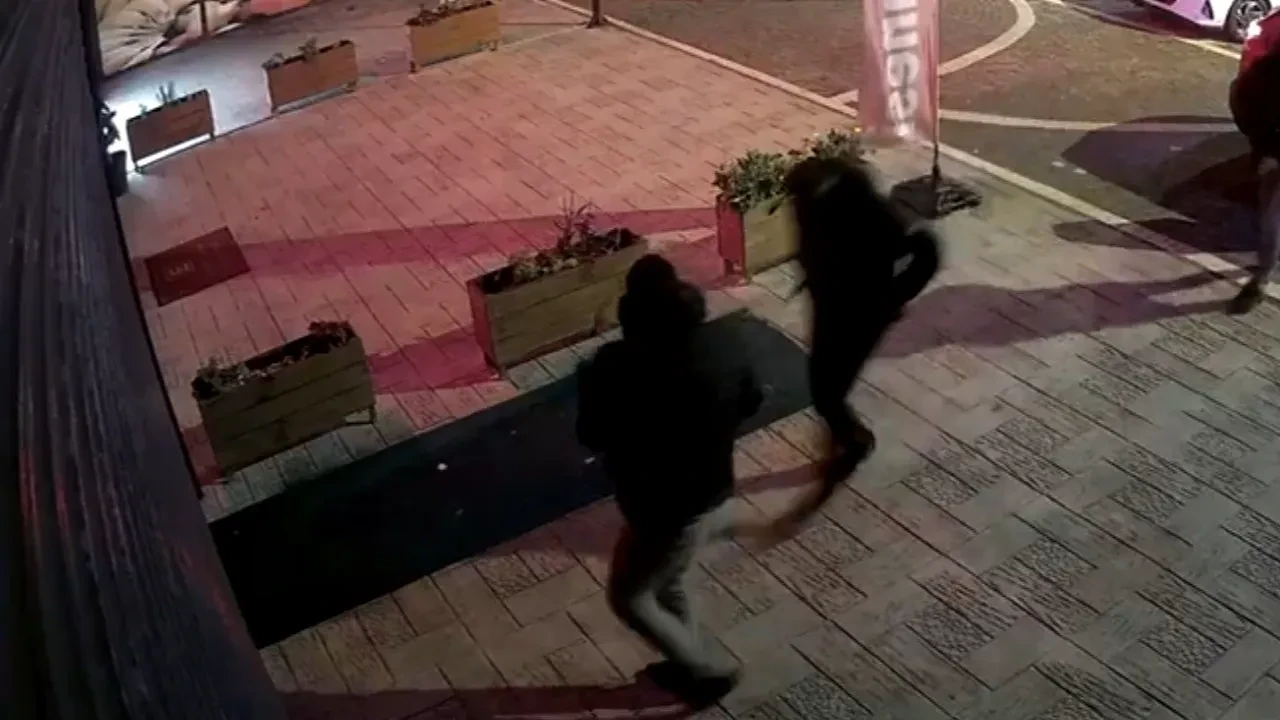 Hırsızlar bu sefer sert kayaya çarptı! Kuyumcudan kaçışları kameraya böyle yansıdı